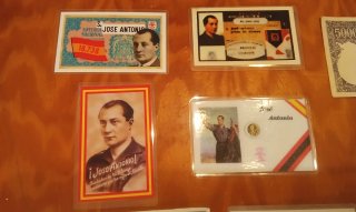 Mechero, pitillera, billetes y carnet reproduccion