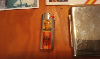 Mechero, pitillera, billetes y carnet reproduccion