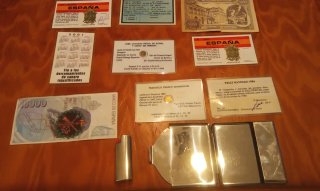 Mechero, pitillera, billetes y carnet reproduccion