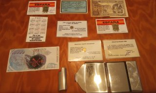 Mechero, pitillera, billetes y carnet reproduccion