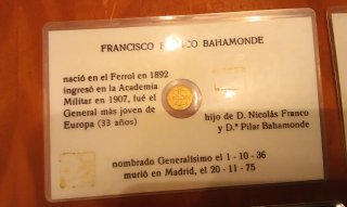 Mechero, pitillera, billetes y carnet reproduccion