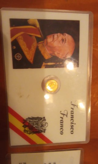Mechero, pitillera, billetes y carnet reproduccion
