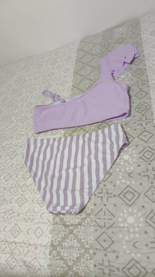 Bañadorcute lila y blanco con volantes