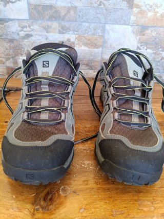 Zapatillas Salomon Montaña en su caja