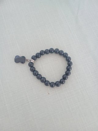 Pulseras negras y plateadas con charm