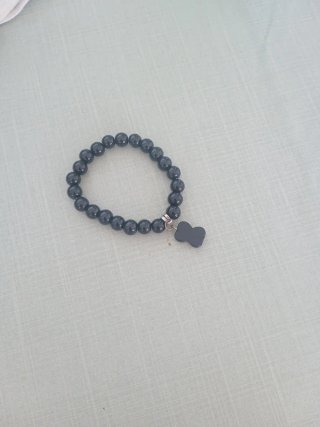 Pulseras negras y plateadas con charm