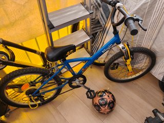 Bicicleta de montaña azul con marchas