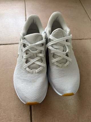 Zapatillas Nike Blancas y Doradas