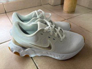 Zapatillas Nike Blancas y Doradas