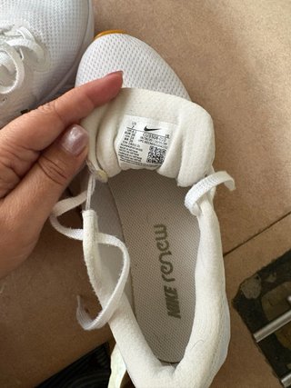 Zapatillas Nike Blancas y Doradas
