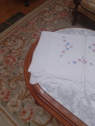 Juego de cama bordado a máquina y puntilla