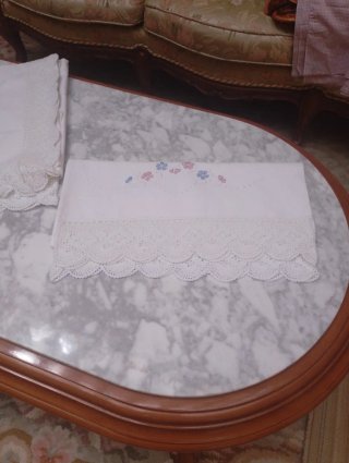 Juego de cama bordado a máquina y puntilla