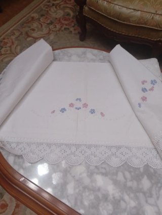 Juego de cama bordado a máquina y puntilla