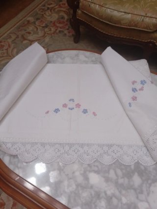 Juego de cama bordado a máquina y puntilla
