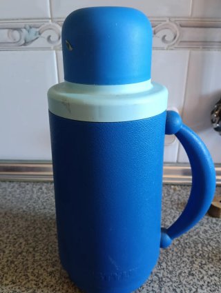 2 Termos azules de plástico