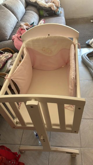 Cuna de bebé blanca con osito