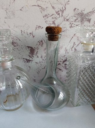 4 vecchie bottiglie di vetro per liquori