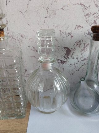 4 vecchie bottiglie di vetro per liquori