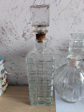 4 vecchie bottiglie di vetro per liquori