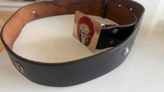Cinturón de cuero con hebilla de indio