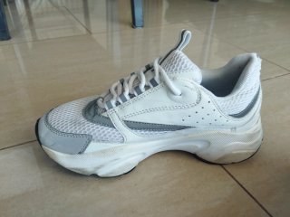Zapatillas deportivas blancas y grises