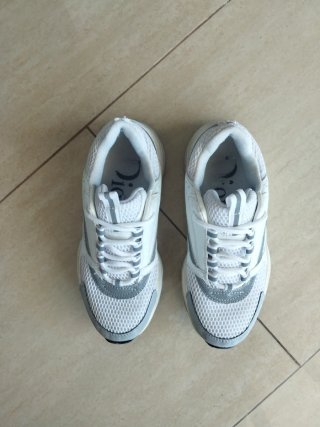 Zapatillas deportivas blancas y grises