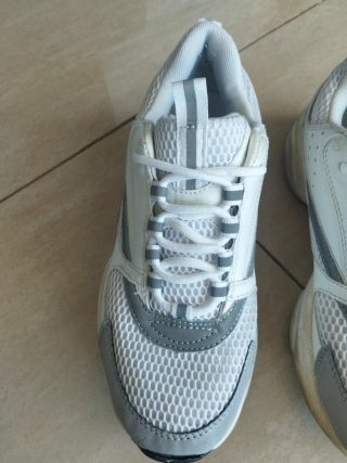 Zapatillas deportivas blancas y grises
