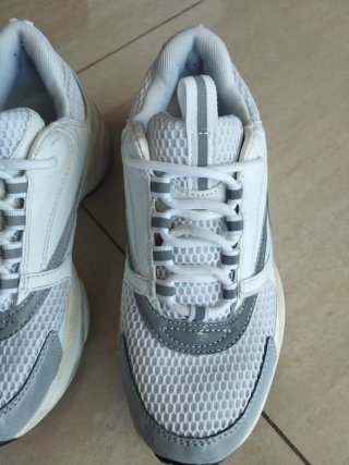 Zapatillas deportivas blancas y grises