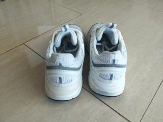Zapatillas deportivas blancas y grises