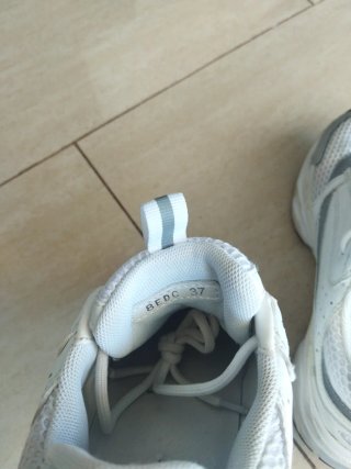 Zapatillas deportivas blancas y grises