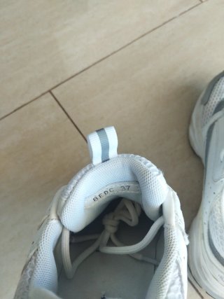 Zapatillas deportivas blancas y grises
