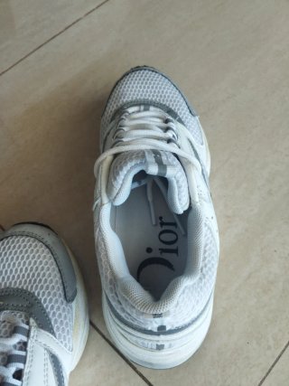 Zapatillas deportivas blancas y grises
