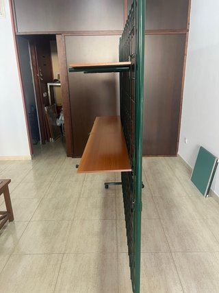 Expositor metálico con paneles de madera