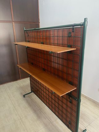 Expositor metálico con paneles de madera