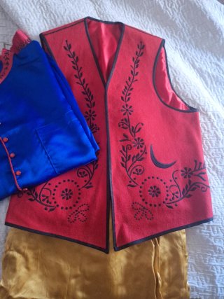 Traje tradicional chaleco, camisa y pantalón