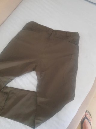 2 pantalones de trekking verdes oscuros y 1 beige