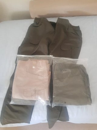 2 pantalones de trekking verdes oscuros y 1 beige