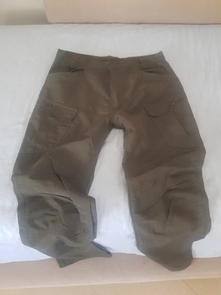 2 pantalones de trekking verdes oscuros y 1 beige