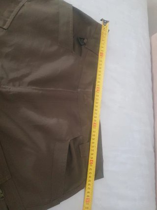 2 pantalones de trekking verdes oscuros y 1 beige