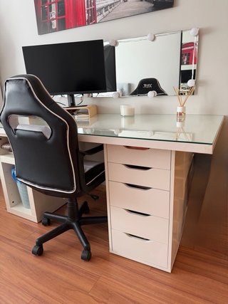 Scrivania in vetro bianco e sedia da gaming