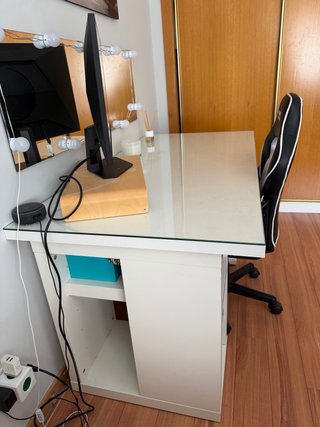 Scrivania in vetro bianco e sedia da gaming