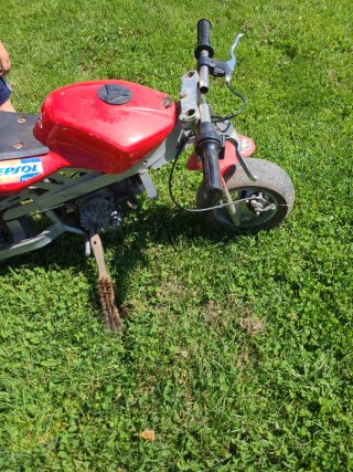 Minimoto roja con motor con compresión