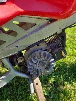 Minimoto roja con motor con compresión