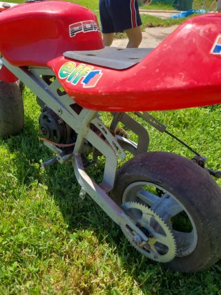 Minimoto roja con motor con compresión