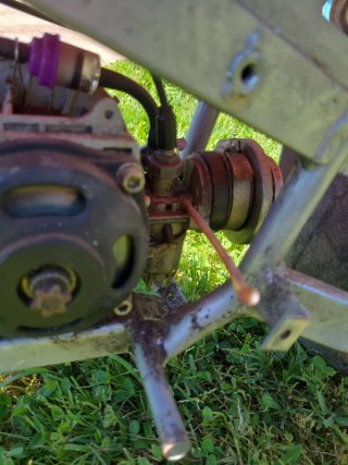 Minimoto roja con motor con compresión