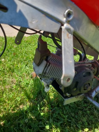 Minimoto roja con motor con compresión