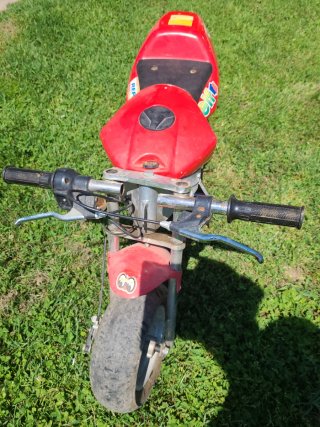 Minimoto roja con motor con compresión