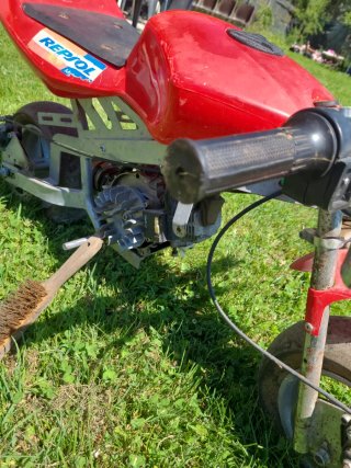Minimoto roja con motor con compresión