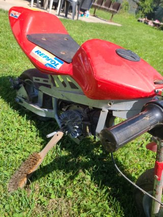 Minimoto roja con motor con compresión