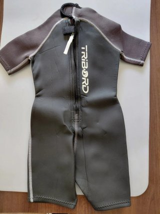 Trajes de neopreno Tribord talas 6, 8 y 10 años.